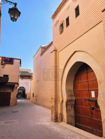puerta de madera en las pequeñas calles de Marrakech, Marruecos