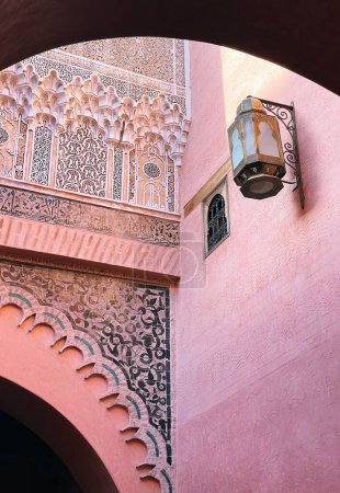 linterna y arcos en las calles de Marrakech, Marruecos