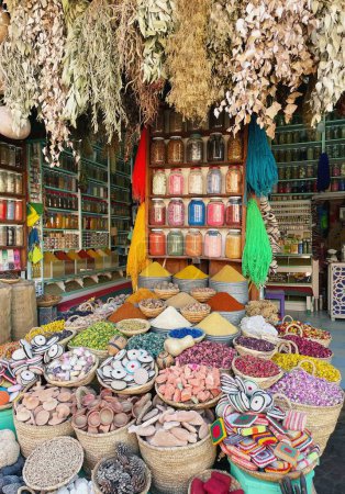 tienda de hierbas y especias en el bazar zoco en Marrakech