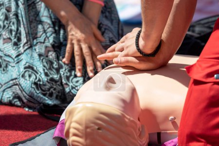 Téléchargez les photos : First aid and Cardiopulmonary resuscitation training - en image libre de droit