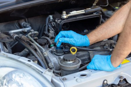 Téléchargez les photos : Ignition coil or car spark plug change or replacement. Repairing of vehicle engine. - en image libre de droit