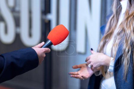 Foto de TV journalist making media interview with unrecognizable female person - Imagen libre de derechos