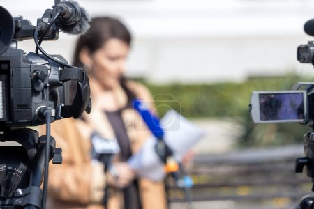 Whistleblowerin hält Rede auf Pressekonferenz oder Medienevent