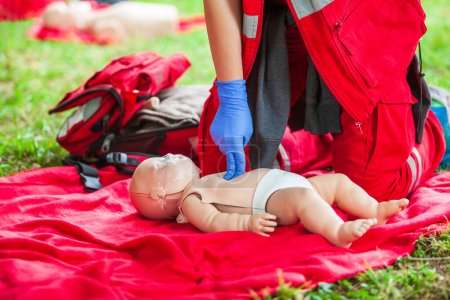 Téléchargez les photos : Cours de premiers soins factices pour bébé ou enfant RCR - en image libre de droit