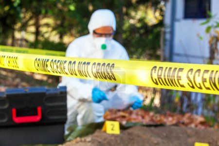 Especialista en ciencias forenses trabaja en una investigación de la escena del crimen de guerra