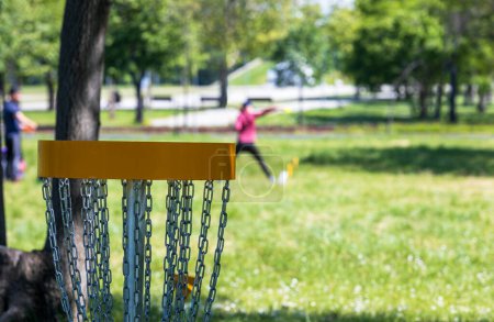 Téléchargez les photos : Disc golf sport jeu dans le parc public - en image libre de droit
