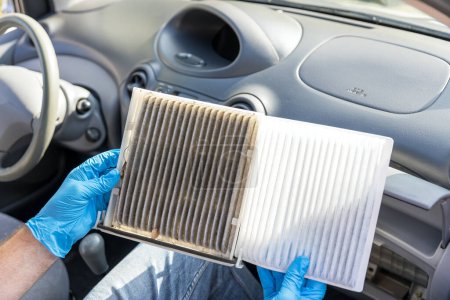 Foto de Filtro de aire de polen de cabina sucio y limpio para un coche - Imagen libre de derechos