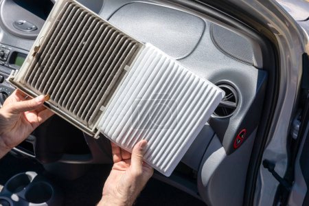 Foto de Filtro de aire de polen de cabina sucio y limpio para un coche - Imagen libre de derechos