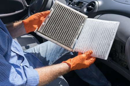 Foto de Filtro de aire de polen de cabina limpio y sucio para un coche - Imagen libre de derechos