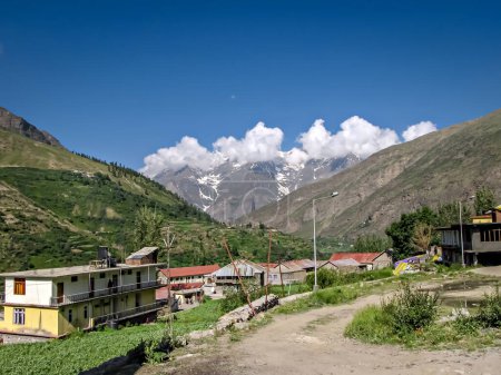 Téléchargez les photos : Petit village paisible de Keylong sur le chemin Manali Leh avec montagnes et ciel bleu. - en image libre de droit
