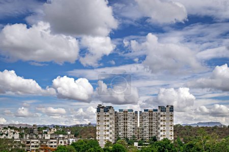 Foto de Complejo de edificios de viviendas altas con bonito cielo azul y fondo de nubes cerca de la colina en Pune, Maharashtra. - Imagen libre de derechos