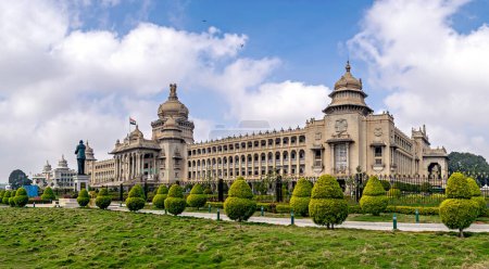 Größtes Parlamentsgebäude Indiens - Vidhan Soudha, Bangalore mit schönem blauen Himmel.
