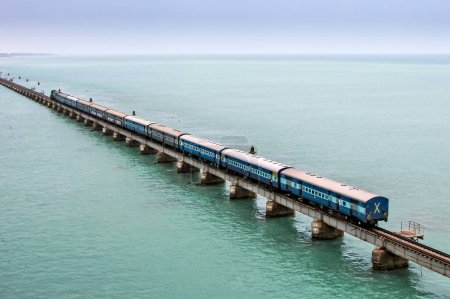 Téléchargez les photos : Rameshwaram à Tiruchirappalli train de voyageurs traverse 2 kilomètres de long pont ferroviaire maritime de Pamban, Inde. - en image libre de droit