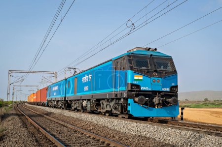 Foto de Virar, Maharashtra, India-17 de mayo de 2022: La locomotora más poderosa de la India transportando trenes de contenedores coloridos. - Imagen libre de derechos