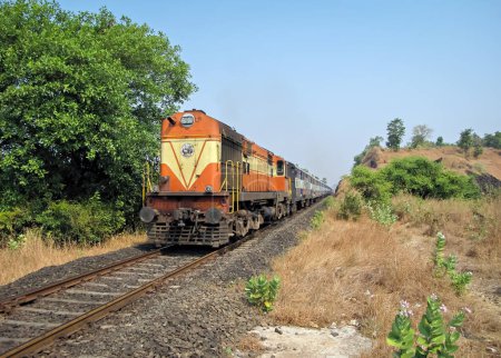 Téléchargez les photos : Karanjadi, Maharashtra Inde-23 novembre 2012 : Locomotive diesel transportant un train de voyageurs super rapide sur une ligne ferroviaire non électrifiée . - en image libre de droit