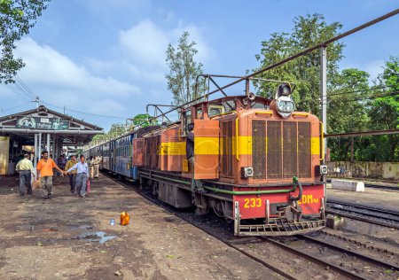 Téléchargez les photos : Nainpur, Madhya Pradesh, Inde - 14 septembre 2014 : Le train de voyageurs à voie étroite prend de l'huile, arrêt du remplissage d'eau . - en image libre de droit