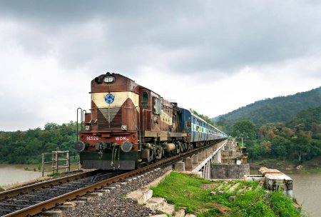 Téléchargez les photos : Bagra Tawa, Madhya Pradesh, Inde-1er juin 2023 : Train express passant sur un pont à bonne vitesse. - en image libre de droit