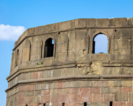 Téléchargez les photos : Structure en pierre patrimoniale d'un énorme pilier dans un monument historique nommé Shaniwar Wada à Pune . - en image libre de droit