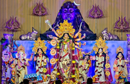 Foto de Pune, Maharashtra, India-22 de octubre de 2023: ídolos Durga pooja erigidos en un pendal durante el festival Dussehra en Pune - Imagen libre de derechos