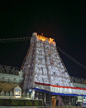 Foto de Imagen nocturna del templo vacío de Tirupati debido a una pandemia en Andra Pradesh, India. - Imagen libre de derechos
