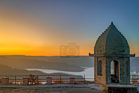 Hermosa vista al atardecer desde la cima del famoso fuerte de Sajjangad cerca de Satara, Maharashtra, India.