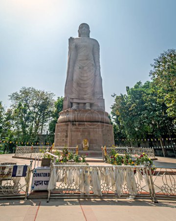 Estatua de piedra arenisca de 80 pies de altura de pie Buda hecho con esfuerzos conjuntos de la India y Thiland se encuentra en Sarnath, cerca de Varanasi.