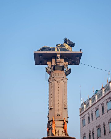 El cruce de Godowlia en Varanasi es un lugar famoso que tiene una estatua de Nandi negro en un pilar.
