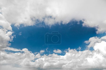 Téléchargez les photos : Vue d'un morceau de ciel bleu de forme ovale avec des nuages blancs sur les bords du cadre, espace de copie. - en image libre de droit
