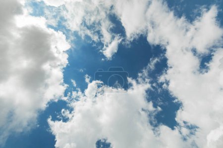 Téléchargez les photos : Vue d'un morceau de ciel bleu avec des nuages blancs sur les bords du cadre, espace de copie. - en image libre de droit