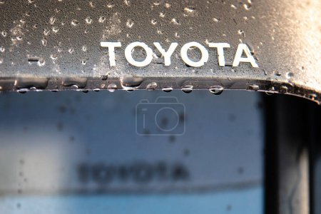 Téléchargez les photos : Déflecteur pour vitre latérale d'un véhicule avec logo Toyota. Accessoire de voiture et équipement supplémentaire. - en image libre de droit