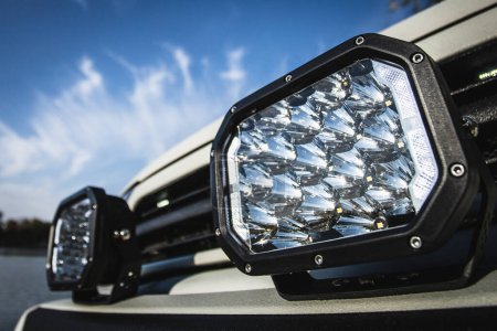 Téléchargez les photos : Feux de brouillard LED sont montés sur le pare-chocs de voiture comme une lumière charnière supplémentaire. - en image libre de droit
