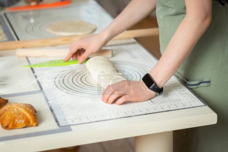 Foto de Vista superior de las manos femeninas con brazalete de fitness electrónico preparando pasteles caseros. - Imagen libre de derechos
