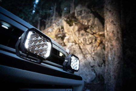 Téléchargez les photos : Feux de brouillard LED sont montés sur le pare-chocs de voiture comme un équipement de lumière charnière supplémentaire pour SUV. - en image libre de droit