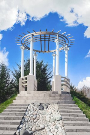 Téléchargez les photos : Arbor sous la forme d'un shanyrak - symbole d'une maison commune et d'une patrie unique pour tous les peuples vivant au Kazakhstan. Almaty, Kazakhstan - 10 avril 2021 - en image libre de droit