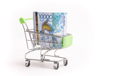 Téléchargez les photos : 10000 billets de banque de tenge kazakh dans un panier isolé sur fond blanc. - en image libre de droit