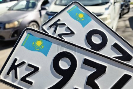 Téléchargez les photos : Nouveaux numéros d'immatriculation de la voiture lors de l'immatriculation au Kazakhstan. - en image libre de droit