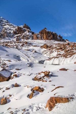 Foto de Picturesque mountain views of Central Asia. Tour to the Tian Shan Mountains, in the Almaty Mountains of Kazakhstan. - Imagen libre de derechos