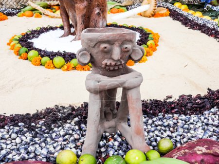 Téléchargez les photos : Masque mexicain aztèque en bois et céramique sur fond jaune image de voyage Mexique Tenochtitlan, Teotihuacan. - en image libre de droit