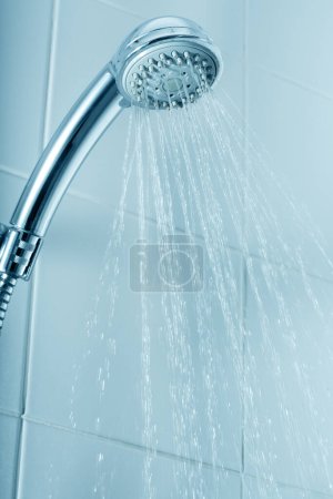 Foto de Detalle de un cabezal de ducha azul - Imagen libre de derechos