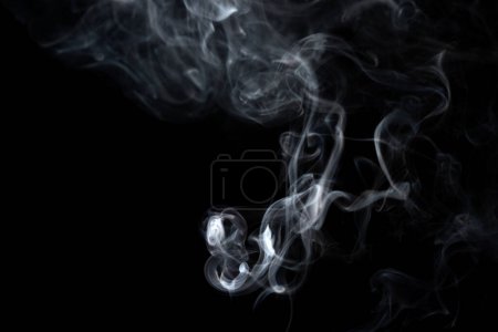 Téléchargez les photos : Tourbillons de fumée sur fond noir - en image libre de droit
