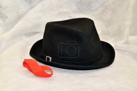Foto de Womens black hat made of felt with a wide brim. - Imagen libre de derechos