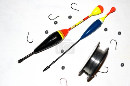 Un ensemble d'accessoires, un flotteur, une ligne de pêche, des crochets, des plombs, pour la pêche avec une canne à pêche avec un flotteur.