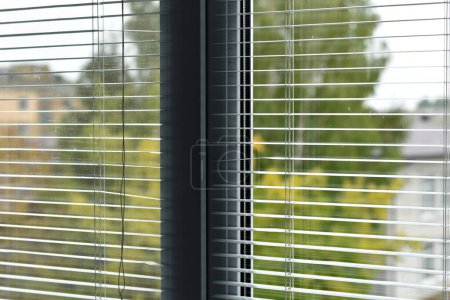 Innenansicht des verstellbaren Fenstervorhangs mit Sonneneinstrahlung von außen, Jalousien, Sonnenschirme, Fensterläden, Jalousien und Jalousien. Hochwertiges Foto