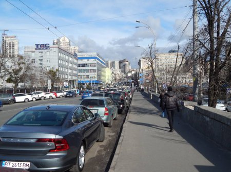 Téléchargez les photos : Kiev. Ukraine. 02.27.2019. Une des rues de la ville, la route et le trottoir. - en image libre de droit
