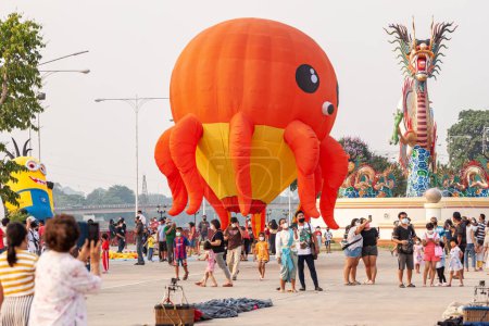 Foto de Globo de aire caliente en Photharam Beach En el festival para dar la bienvenida al verano, Photharam Subdistrict, Photharam District, Ratchaburi, Tailandia, 9 de abril de 2022 - Imagen libre de derechos