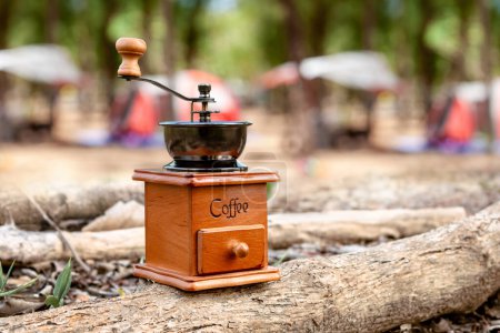 Foto de Molinillo de grano de café, tipo manivela, sobre fondo natural - Imagen libre de derechos
