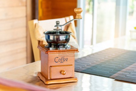 Téléchargez les photos : Meuleuse à café vintage sur table en bois, fond café café - en image libre de droit