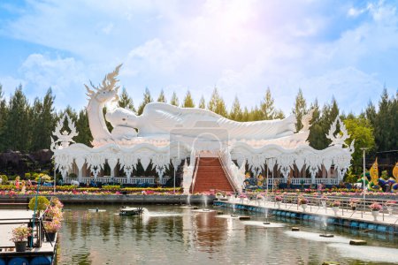 Foto de Gran estatua de buda blanca del templo tailandés de Wat Don Khanak con estatuas de serpiente y hermosas cuevas de vidrio Provincia de Nakhon Pathom - Imagen libre de derechos