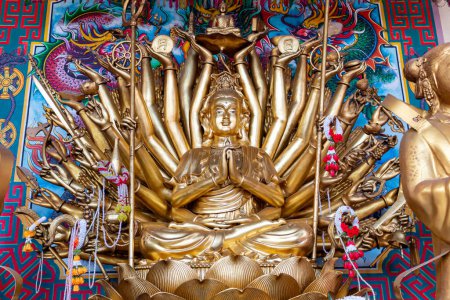 Téléchargez les photos : Sanctuaire Jao Mae Soi Dork Mark à Wat Panan Choeng Worawiharn's Le sanctuaire est bien connu des Chinois au nom du sanctuaire de la déesse Ania Ayutthaya, Thaïlande - 6 janvier 2024 - en image libre de droit