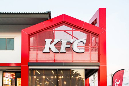 Téléchargez les photos : KFC Fried Chicken shop fast food Nouvelle succursale dans le district de Bang Kruai Nonthaburi, Thaïlande-9 janvier 2024 - en image libre de droit